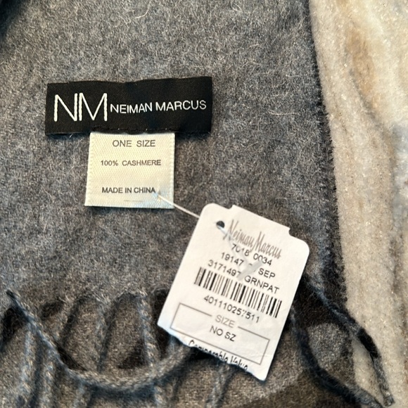 NWT NEIMAN MARCUS CASHMERE SCARF - Picture 2 of 3